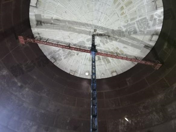 油罐內(nèi)壁施工現(xiàn)場(chǎng)
